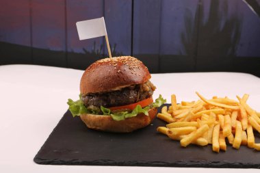 Taze sebzeli ev yapımı hamburger.