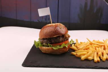 Taze sebzeli ev yapımı hamburger.