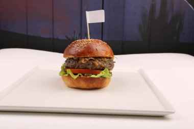 Taze sebzeli ev yapımı hamburger.