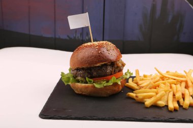 Taze sebzeli ev yapımı hamburger.