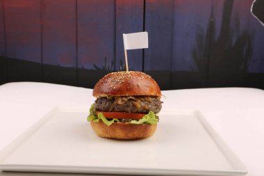 Taze sebzeli ev yapımı hamburger.