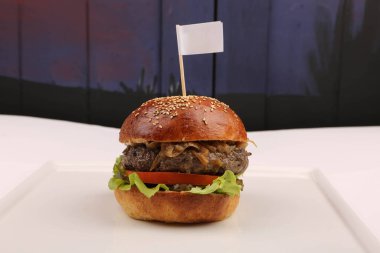 Taze sebzeli ev yapımı hamburger.