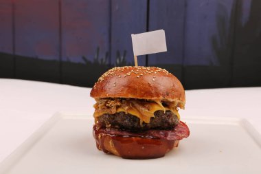 Taze sebzeli ev yapımı hamburger.