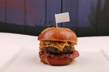 Taze sebzeli ev yapımı hamburger.