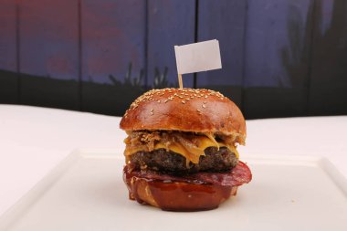 Taze sebzeli ev yapımı hamburger.