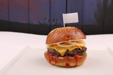 Taze sebzeli ev yapımı hamburger.