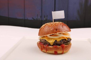 Taze sebzeli ev yapımı hamburger.