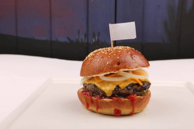 Taze sebzeli ev yapımı hamburger.