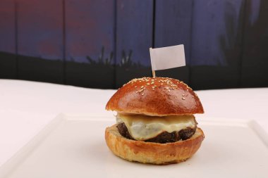 Taze sebzeli ev yapımı hamburger.