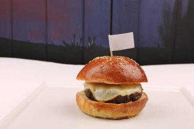 Taze sebzeli ev yapımı hamburger.