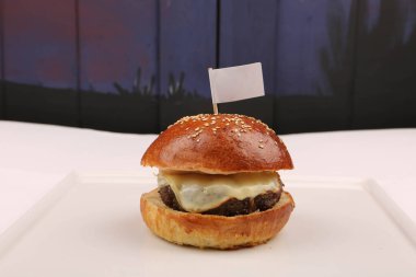 Taze sebzeli ev yapımı hamburger.