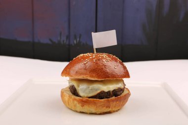 Taze sebzeli ev yapımı hamburger.