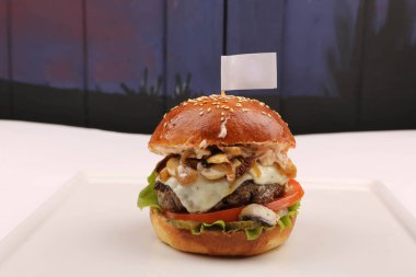 Taze sebzeli ev yapımı hamburger.