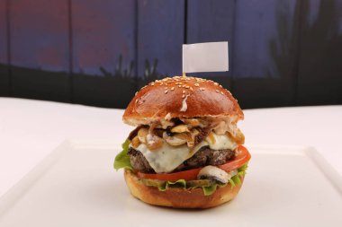 Taze sebzeli ev yapımı hamburger.