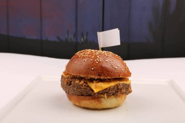 Taze sebzeli ev yapımı hamburger.