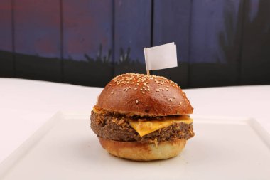 Taze sebzeli ev yapımı hamburger.