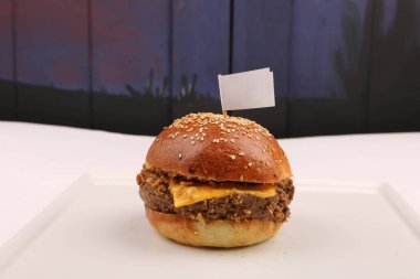 Taze sebzeli ev yapımı hamburger.