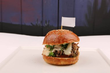 Taze sebzeli ev yapımı hamburger.