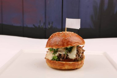 Taze sebzeli ev yapımı hamburger.