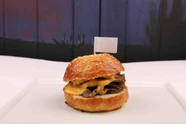 Taze sebzeli ev yapımı hamburger.