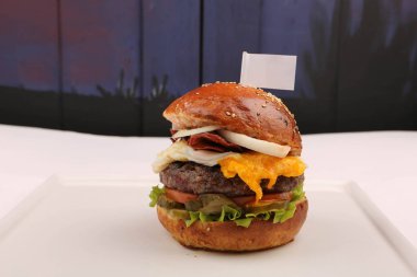 Taze sebzeli ev yapımı hamburger.