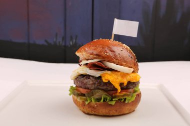 Taze sebzeli ev yapımı hamburger.