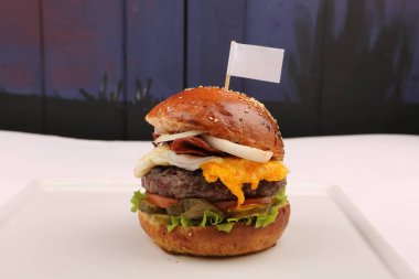 Taze sebzeli ev yapımı hamburger.