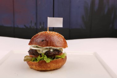 Taze sebzeli ev yapımı hamburger.