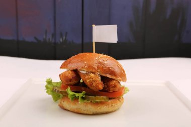 Taze sebzeli ev yapımı hamburger.