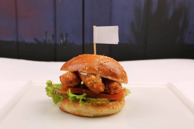 Taze sebzeli ev yapımı hamburger.