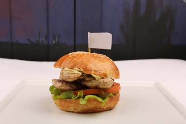 Taze sebzeli ev yapımı hamburger.