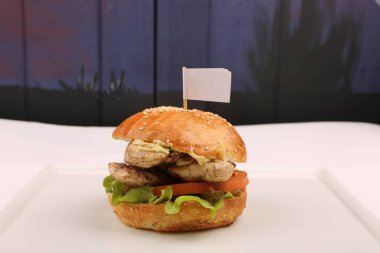 Taze sebzeli ev yapımı hamburger.