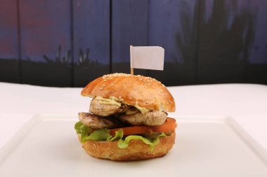 Taze sebzeli ev yapımı hamburger.