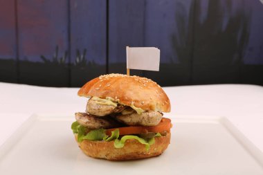 Taze sebzeli ev yapımı hamburger.