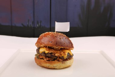 Taze sebzeli ev yapımı hamburger.