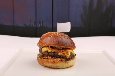 Taze sebzeli ev yapımı hamburger.