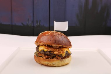 Taze sebzeli ev yapımı hamburger.