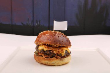 Taze sebzeli ev yapımı hamburger.