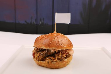 Taze sebzeli ev yapımı hamburger.