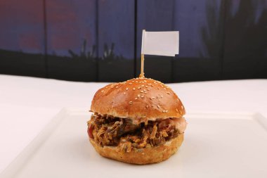 Taze sebzeli ev yapımı hamburger.