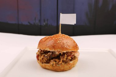 Taze sebzeli ev yapımı hamburger.