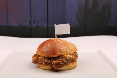 Taze sebzeli ev yapımı hamburger.