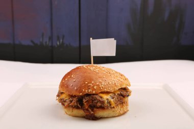 Taze sebzeli ev yapımı hamburger.