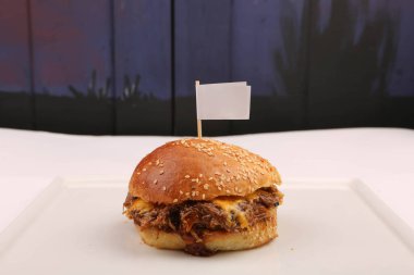 Taze sebzeli ev yapımı hamburger.