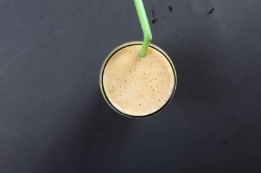 Lokantadaki masada alkol kokteyli.