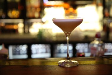 Lokantadaki masada alkol kokteyli.