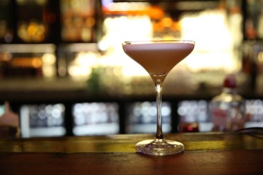 Lokantadaki masada alkol kokteyli.