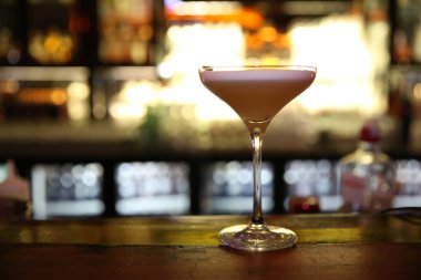 Lokantadaki masada alkol kokteyli.
