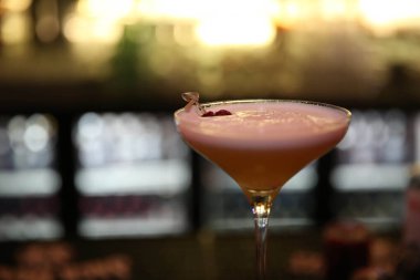 Lokantadaki masada alkol kokteyli.