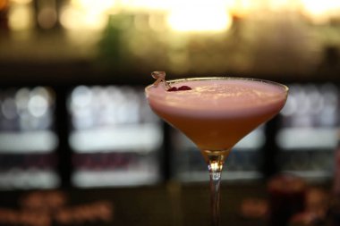 Lokantadaki masada alkol kokteyli.